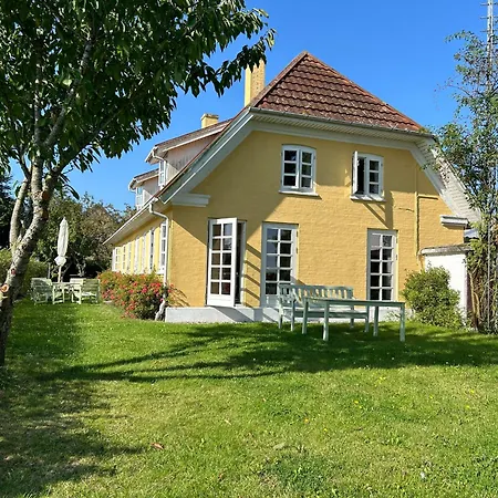 Villa Strandgarden Pa Skaro Med Faerge Fra Svendborg